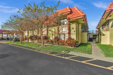 Condo in Coral Springs, Florida, 2 bedrooms № 1957166 - photo 1