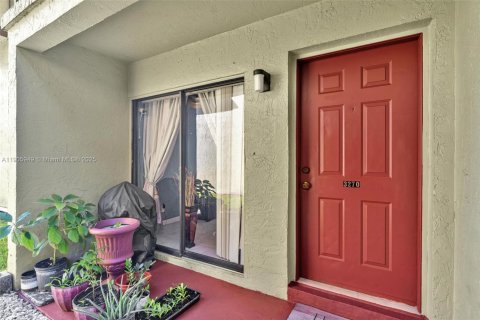 Condo in Coral Springs, Florida, 2 bedrooms № 1957166 - photo 2