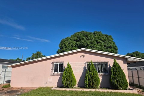 Villa ou maison à vendre à Hialeah, Floride: 4 chambres, 129.78 m2 № 1990249 - photo 2