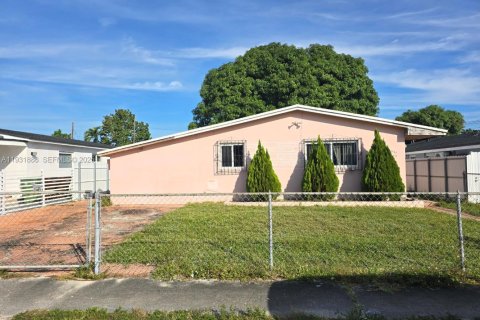 Villa ou maison à vendre à Hialeah, Floride: 4 chambres, 129.78 m2 № 1990249 - photo 1