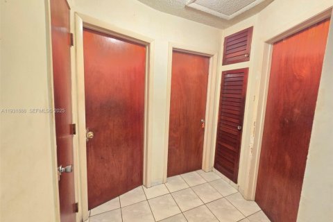 Villa ou maison à vendre à Hialeah, Floride: 4 chambres, 129.78 m2 № 1990249 - photo 11