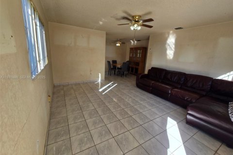 Villa ou maison à vendre à Hialeah, Floride: 4 chambres, 129.78 m2 № 1990249 - photo 5