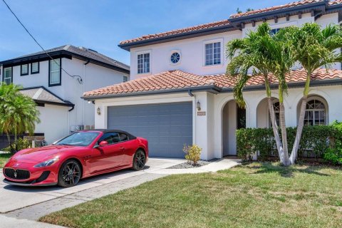 House in Tampa, Florida 4 bedrooms, 237.46 sq.m. № 1755381 - photo 1