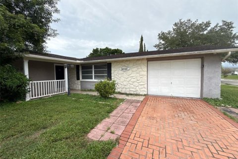 House in Port Richey, Florida 2 bedrooms, 132.29 sq.m. № 2349703