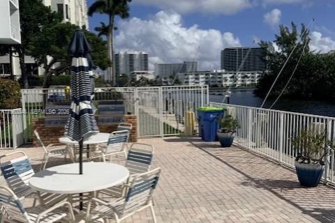 Condominio en venta en Pompano Beach, Florida, 2 dormitorios, 84.54 m2 № 2008035 - foto 17