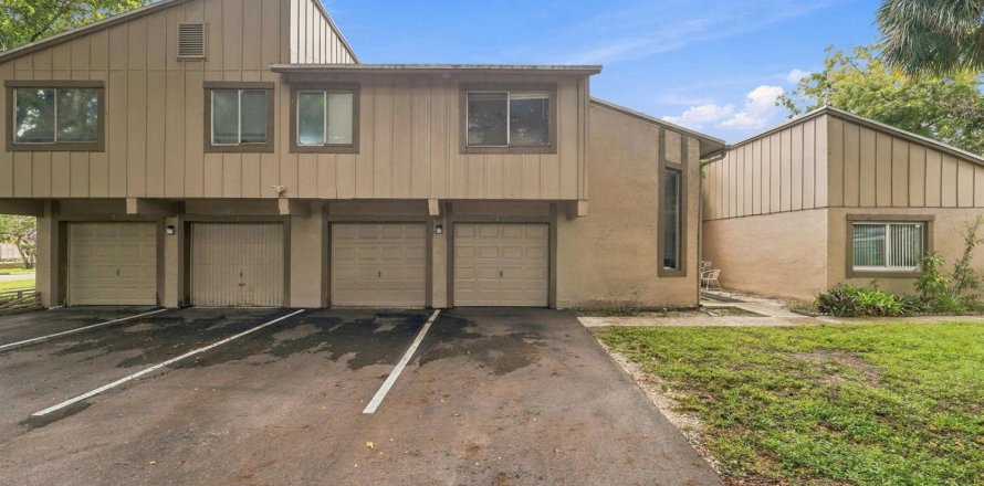 Townhouse in Lauderhill, Florida 3 bedrooms, 100.33 sq.m. № 2382849