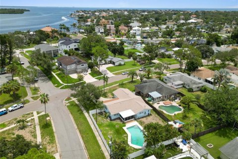 House in Saint Petersburg, Florida 3 bedrooms, 132.11 sq.m. № 1826729 - photo 4