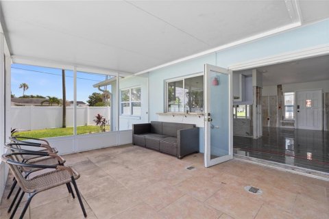 House in Saint Petersburg, Florida 3 bedrooms, 132.11 sq.m. № 1826729 - photo 15