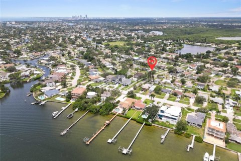 House in Saint Petersburg, Florida 3 bedrooms, 132.11 sq.m. № 1826729 - photo 13