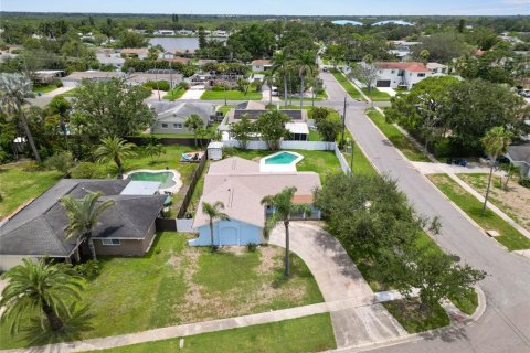 House in Saint Petersburg, Florida 3 bedrooms, 132.11 sq.m. № 1826729 - photo 5