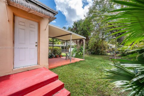 House in Miami, Florida 4 bedrooms, 147.71 sq.m. № 2041514 - photo 11