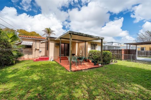 House in Miami, Florida 4 bedrooms, 147.71 sq.m. № 2041514 - photo 17