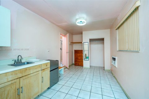 House in Miami, Florida 4 bedrooms, 147.71 sq.m. № 2041514 - photo 13