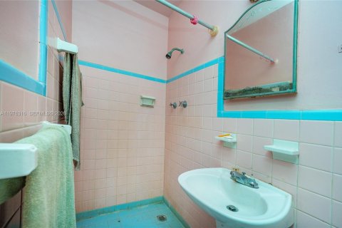 House in Miami, Florida 4 bedrooms, 147.71 sq.m. № 2041514 - photo 8