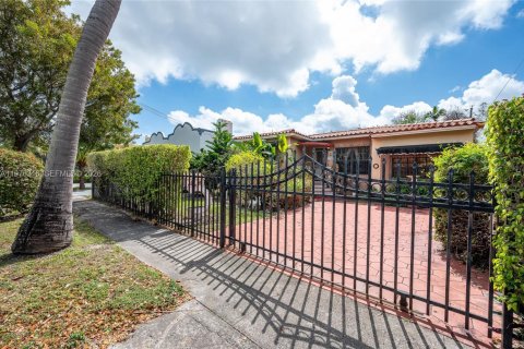 House in Miami, Florida 4 bedrooms, 147.71 sq.m. № 2041514 - photo 22