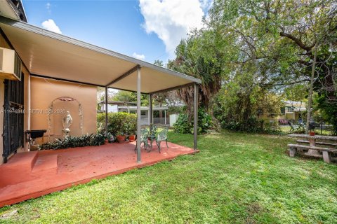 House in Miami, Florida 4 bedrooms, 147.71 sq.m. № 2041514 - photo 16