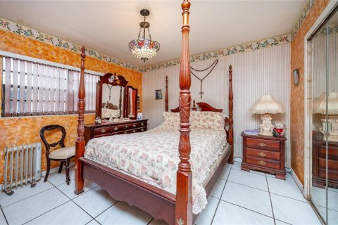 House in Miami, Florida 4 bedrooms, 147.71 sq.m. № 2041514 - photo 7
