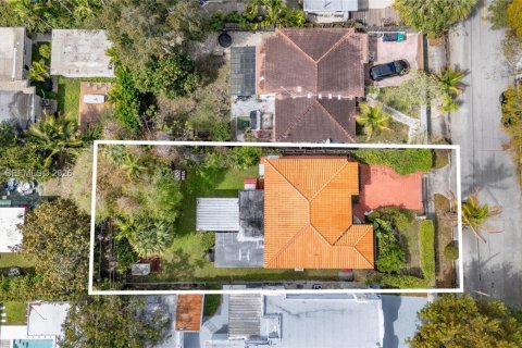 House in Miami, Florida 4 bedrooms, 147.71 sq.m. № 2041514 - photo 18