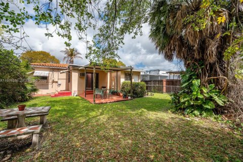 House in Miami, Florida 4 bedrooms, 147.71 sq.m. № 2041514