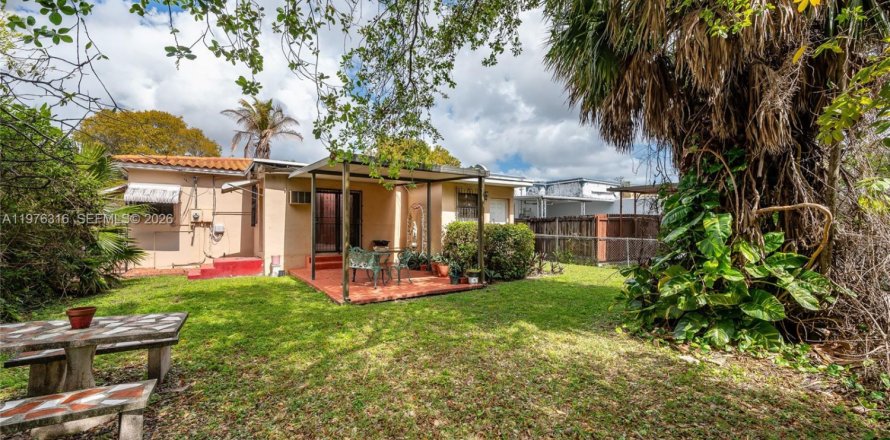 House in Miami, Florida 4 bedrooms, 147.71 sq.m. № 2041514