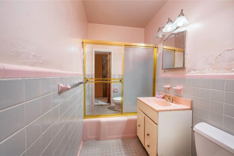 House in Miami, Florida 4 bedrooms, 147.71 sq.m. № 2041514 - photo 10