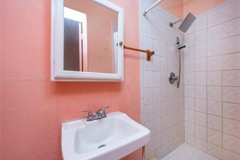 House in Miami, Florida 4 bedrooms, 147.71 sq.m. № 2041514 - photo 14