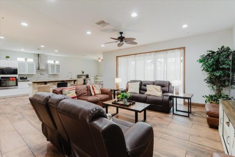 House in Valrico, Florida 4 bedrooms, 325.62 sq.m. № 2215849 - photo 11