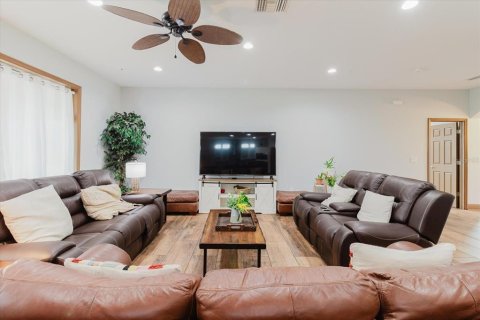 House in Valrico, Florida 4 bedrooms, 325.62 sq.m. № 2215849 - photo 12