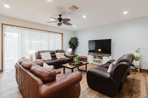 House in Valrico, Florida 4 bedrooms, 325.62 sq.m. № 2215849 - photo 15