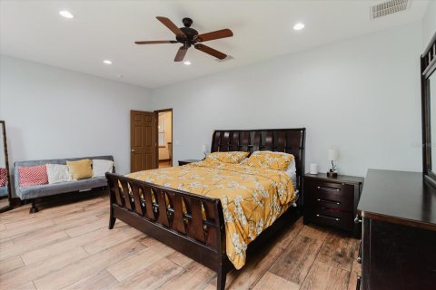 House in Valrico, Florida 4 bedrooms, 325.62 sq.m. № 2215849 - photo 28