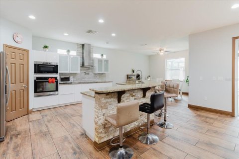 House in Valrico, Florida 4 bedrooms, 325.62 sq.m. № 2215849 - photo 21