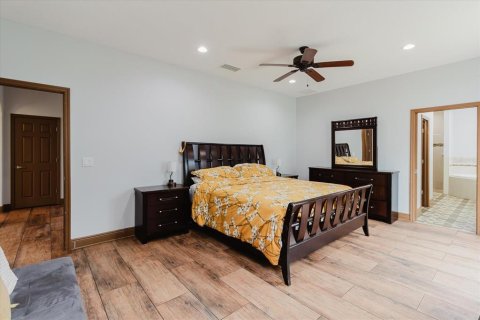 House in Valrico, Florida 4 bedrooms, 325.62 sq.m. № 2215849 - photo 29