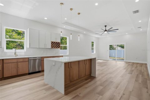 House in Largo, Florida 3 bedrooms, 163.51 sq.m. № 2238377 - photo 5