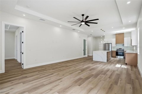 House in Largo, Florida 3 bedrooms, 163.51 sq.m. № 2238377 - photo 6