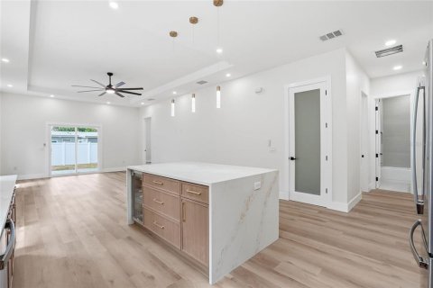 House in Largo, Florida 3 bedrooms, 163.51 sq.m. № 2238377 - photo 11