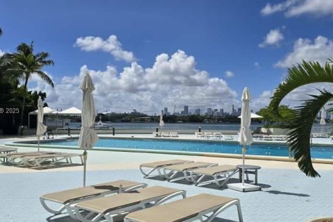 Condominio en venta en Miami Beach, Florida, 63.17 m2 № 1954466 - foto 1