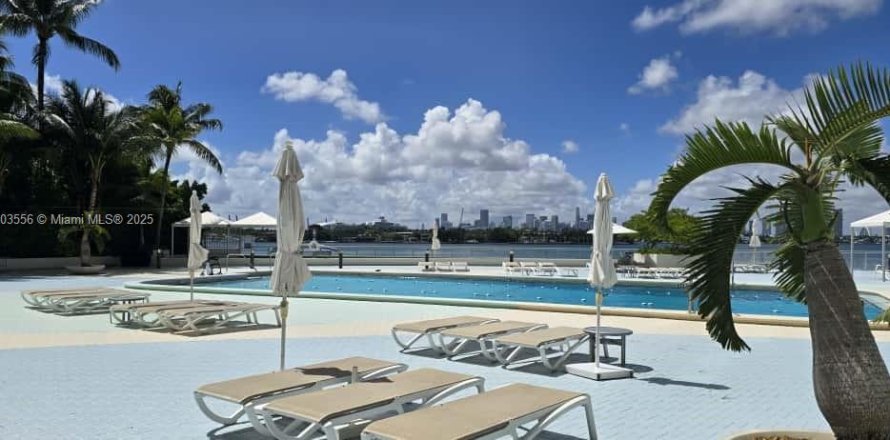 Estudio en el Condominio en Miami Beach, Florida  № 1954466