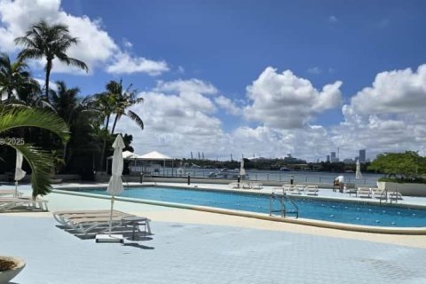 Condominio en venta en Miami Beach, Florida, 63.17 m2 № 1954466 - foto 2