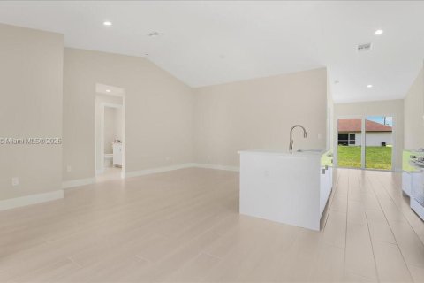 House in Lehigh Acres, Florida 4 bedrooms, 142.33 sq.m. № 1882678 - photo 7