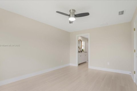House in Lehigh Acres, Florida 4 bedrooms, 142.33 sq.m. № 1882678 - photo 13