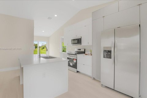 House in Lehigh Acres, Florida 4 bedrooms, 142.33 sq.m. № 1882678 - photo 8