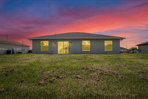 House in Lehigh Acres, Florida 4 bedrooms, 142.33 sq.m. № 1882678 - photo 2