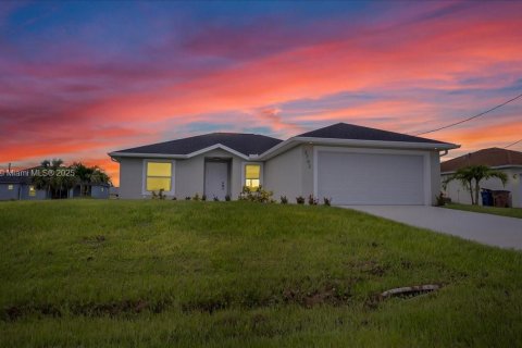 House in Lehigh Acres, Florida 4 bedrooms, 142.33 sq.m. № 1882678 - photo 1