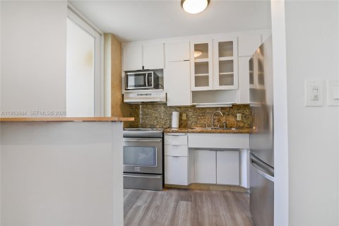 Condo in Fort Lauderdale, Florida, 2 bedrooms  № 2011036 - photo 4