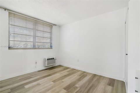 Condo in Fort Lauderdale, Florida, 2 bedrooms  № 2011036 - photo 9