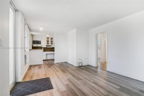 Condo in Fort Lauderdale, Florida, 2 bedrooms  № 2011036 - photo 6