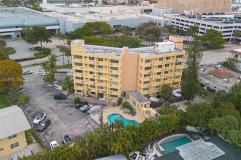 Condo in Fort Lauderdale, Florida, 2 bedrooms  № 2011036 - photo 23