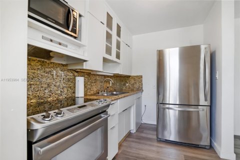 Condo in Fort Lauderdale, Florida, 2 bedrooms  № 2011036 - photo 5