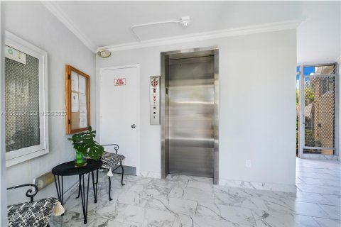 Condo in Fort Lauderdale, Florida, 2 bedrooms  № 2011036 - photo 13