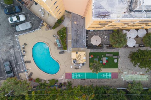 Condo in Fort Lauderdale, Florida, 2 bedrooms  № 2011036 - photo 16
